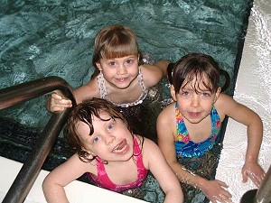 Παιδιά στην πισίνα. Πώς θα έχετε το κεφάλι σας ήσυχο
