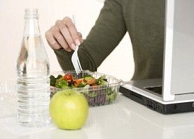 H διατροφή του εργασιομανή: Πρακτικός οδηγός διατροφικής επιβίωσης στη δουλειά
