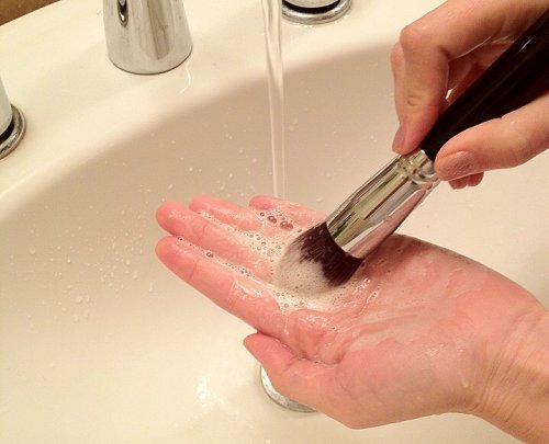 Πώς να καθαρίσετε τα πινέλα μακιγιάζ