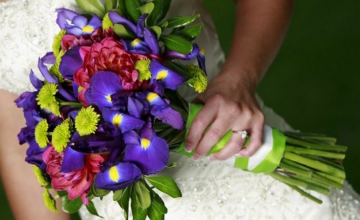 Εξοικονομήστε χρήματα για τα λουλούδια σε μια γαμήλια διακόσμηση