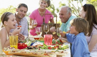 Πώς να ετοιμάσετε το καλοκαίρι φαγητό με ασφάλεια σε εσωτερικούς και εξωτερικούς χώρους