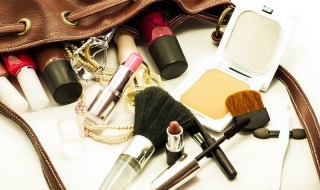 Τα μόνα πέντε προϊόντα ομορφιάς που δεν πρέπει να λείπουν ποτέ από την τσάντα σου