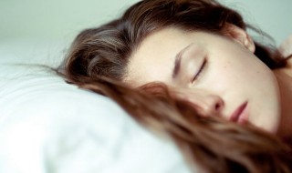 Ποια λάθη στον ύπνο καταστρέφουν τα μαλλιά σας
