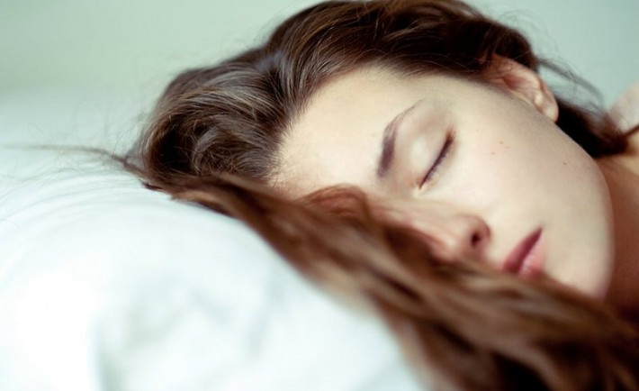 Ποια λάθη στον ύπνο καταστρέφουν τα μαλλιά σας