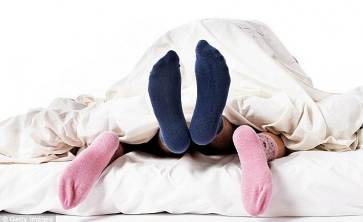Φορώντας κάλτσες στο κρεβάτι έχεις καλύτερη σεξουαλική ζωή