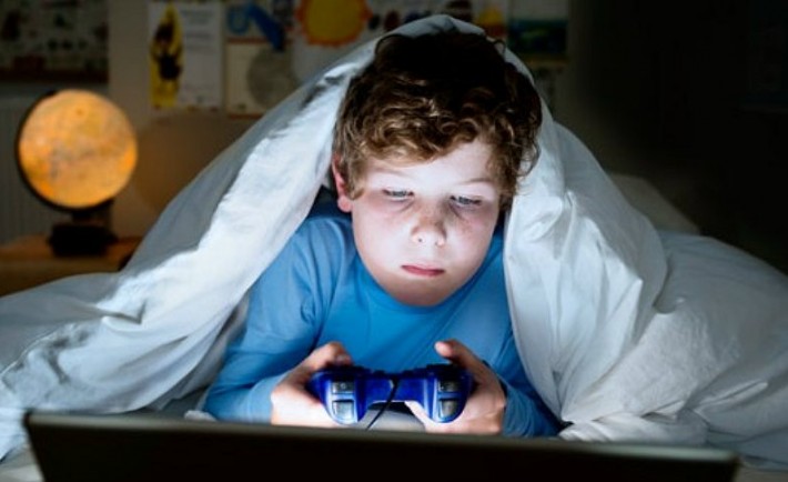 Παιδί εθισμένο στα ηλεκτρονικά παιχνίδια: Τι πρέπει να κάνουν οι γονείς