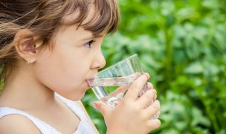 Γιατί πρέπει το παιδί σας να πίνει πολύ νερό