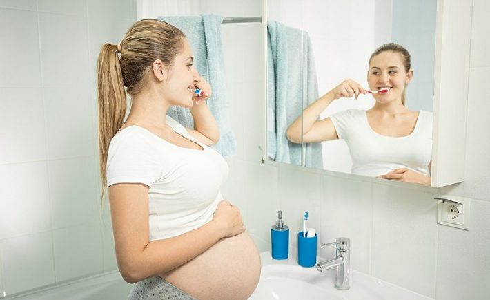 Στοματική υγεία: 10 tips για να προστατεύσετε τα δόντια σας στην εγκυμοσύνη