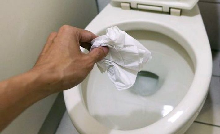 8 πράγματα που δεν πρέπει να ρίχνετε στην τουαλέτα