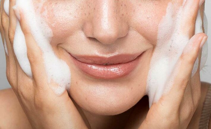Τι θα συμβεί στο δέρμα σας αν ξεχάσετε να πλύνετε το πρόσωπό σας πριν κοιμηθείτε