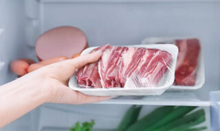 Πώς να ξεπαγώσετε κρέας σωστά και με ασφάλεια
