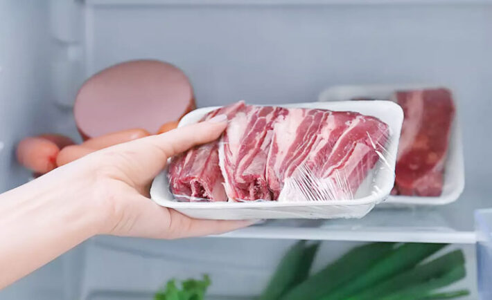 Πώς να ξεπαγώσετε κρέας σωστά και με ασφάλεια
