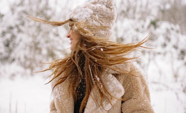 Μαλλιά στο κρύο: Λάθη που κάνεις και πώς να τα αποφύγεις