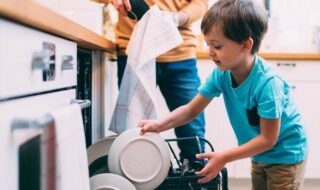 Ποιες δουλειές του σπιτιού μπορούν να κάνουν τα παιδιά;
