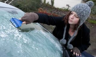 Πώς απομακρύνουμε τον πάγο από τα τζάμια του αυτοκινήτου