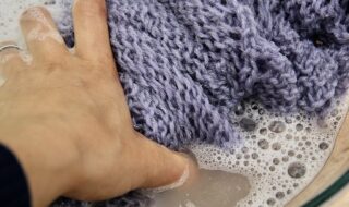 Πώς να πλένετε και να φροντίζετε σωστά τα πλεκτά σας