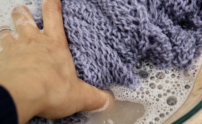 Πώς να πλένετε και να φροντίζετε σωστά τα πλεκτά σας