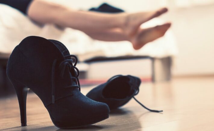 Πώς να φαρδύνετε τα στενά παπούτσια χωρίς να χρειαστείτε τσαγκάρη