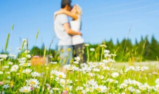 Ο έρωτας ανθίζει την άνοιξη: Η επιστήμη πίσω από τη φούντωση της λίμπιντο