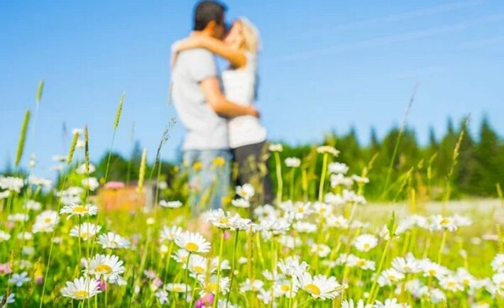 Ο έρωτας ανθίζει την άνοιξη: Η επιστήμη πίσω από τη φούντωση της λίμπιντο