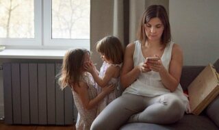 Phubbing: Η ψηφιακή «αδιαφορία» που απειλεί τις ανθρώπινες σχέσεις
