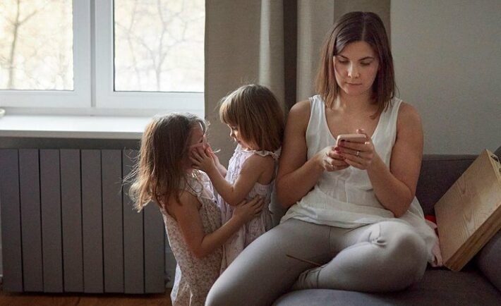 Phubbing: Η ψηφιακή «αδιαφορία» που απειλεί τις ανθρώπινες σχέσεις